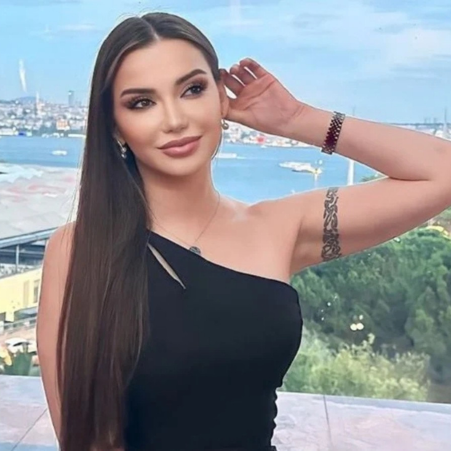 Esra Ezmeci'den Ayasofya'da başörtülü poz: Sosyal medya ikiye bölündü!