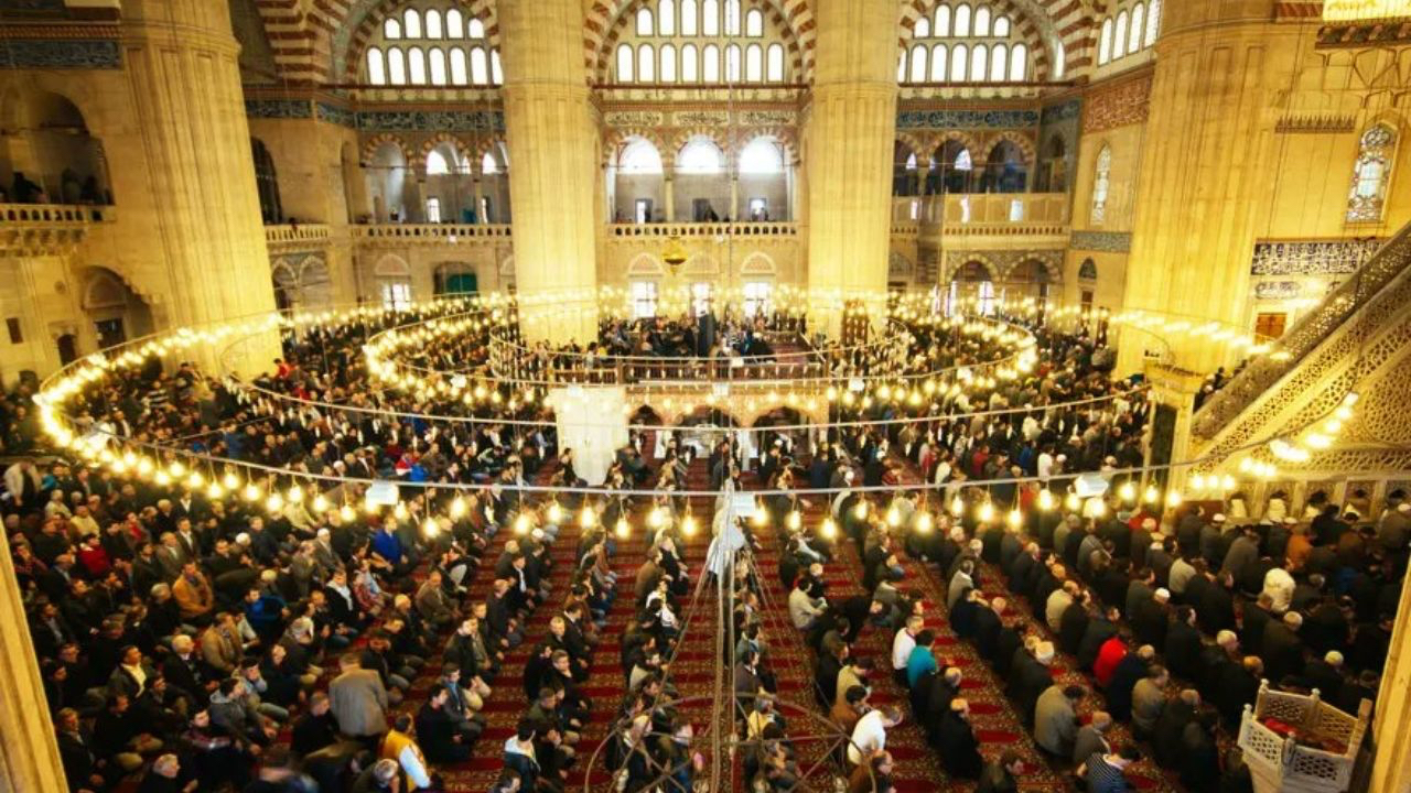 BAYRAM NAMAZI SAATLERİ! Ramazan Bayramı'nda sabah namazı kaçta? İL İL BAYRAM NAMAZI SAATLERİ....