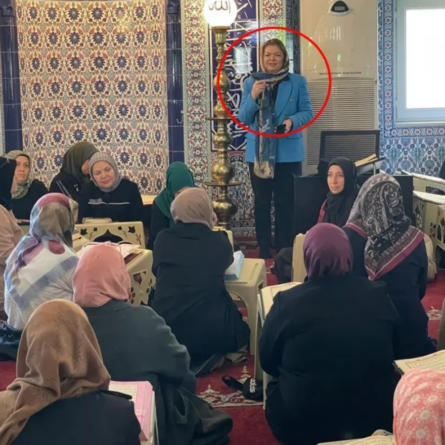 "Camiye siyaset sokulmaz" diyen CHP'liler bu görüntülere ne diyecek? Sancaktepe Belediye Başkan Vekili lknur Ünlü camiye mikrofonla girdi...