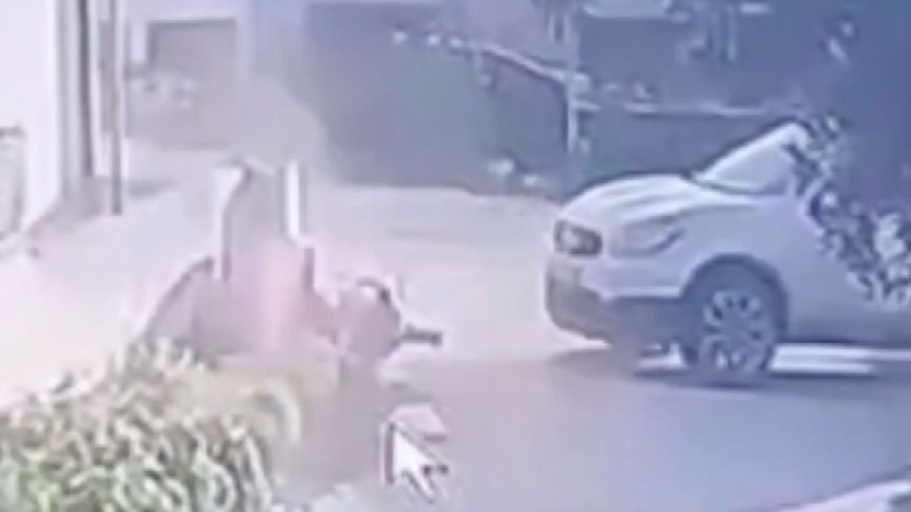 Hatay'da aracın motosikleti biçtiği an kamerada