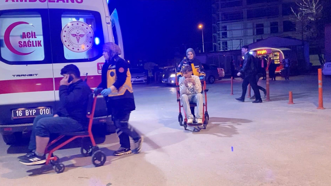 Adres Bursa: Kontrolden çıkan otomobil direğe çarptı! 3 yaralı
