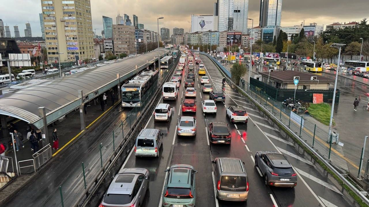 İstanbul'da trafik yoğunluğu yüzde 80'i buldu