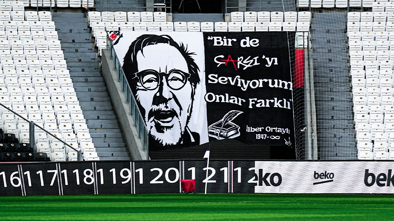Beşiktaşlı taraftarlardan İlber Ortaylı pankartı