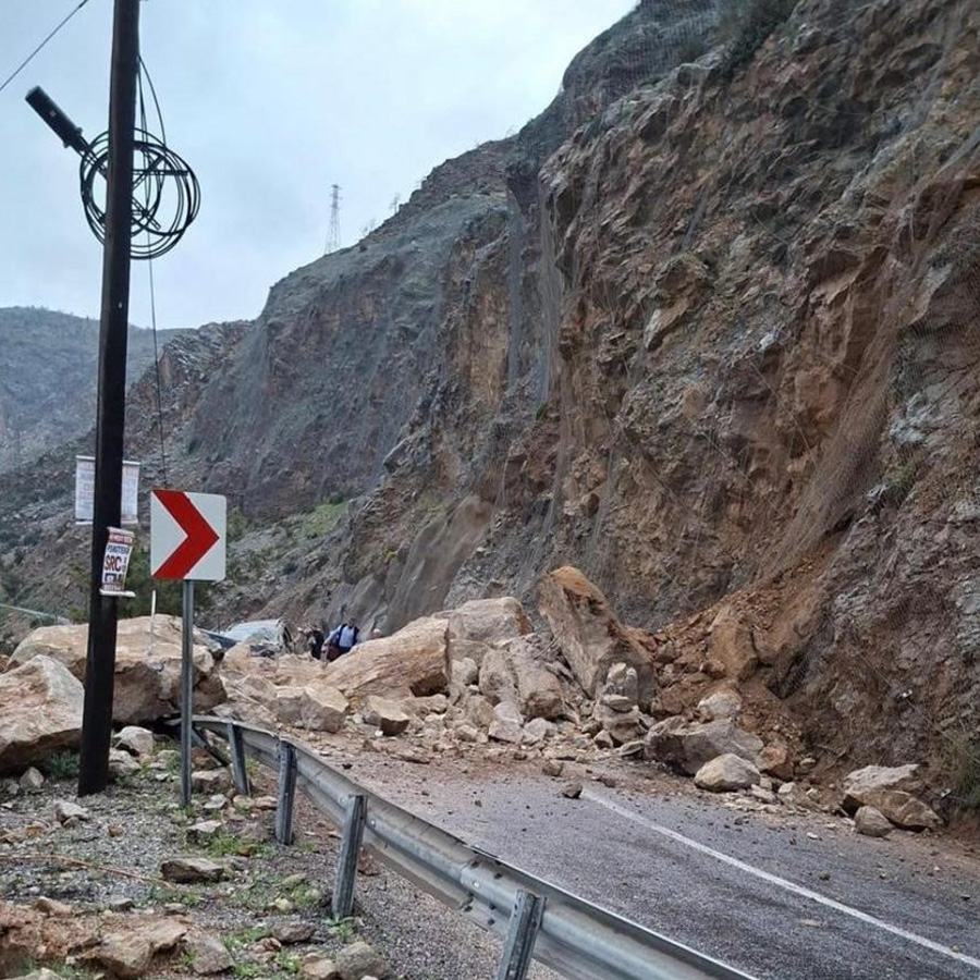 Mersin-Antalya karayolunda heyelan: Yol trafiğe kapandı, 1 yaralı