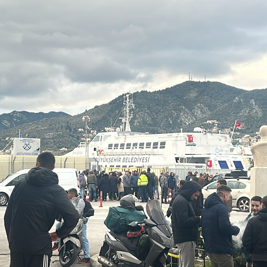 Midilli Adası'nda hayatı felç eden grev: Yunan çiftçilerin eylemi Türk tatilcileri vurdu