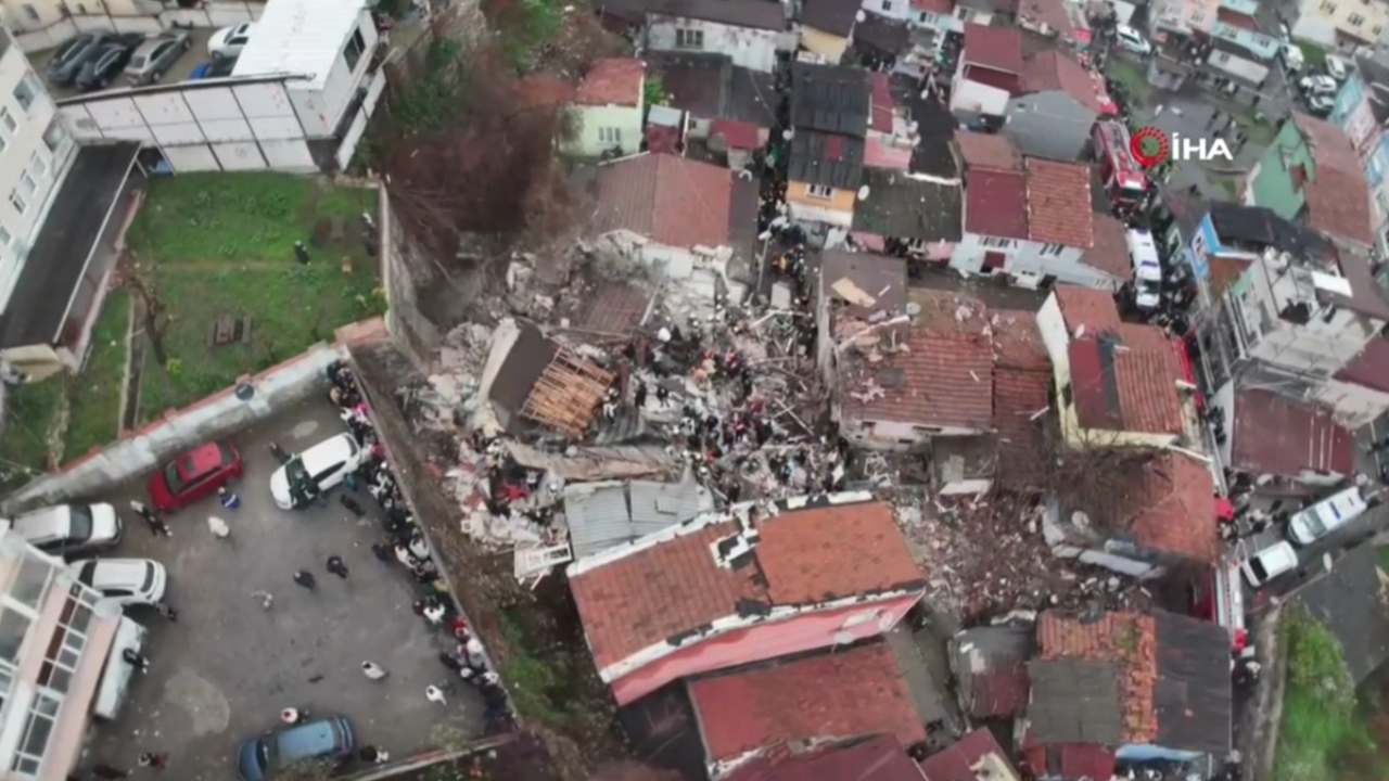 Fatih'te 2 bina çöktü: Enkaz altında kalan 12 kişiden 1'i hayatını kaybetti
