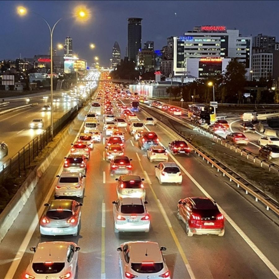 İstanbul'un trafik çilesi: Bayram dönüşü devam ediyor! Trafik kilitlendi
