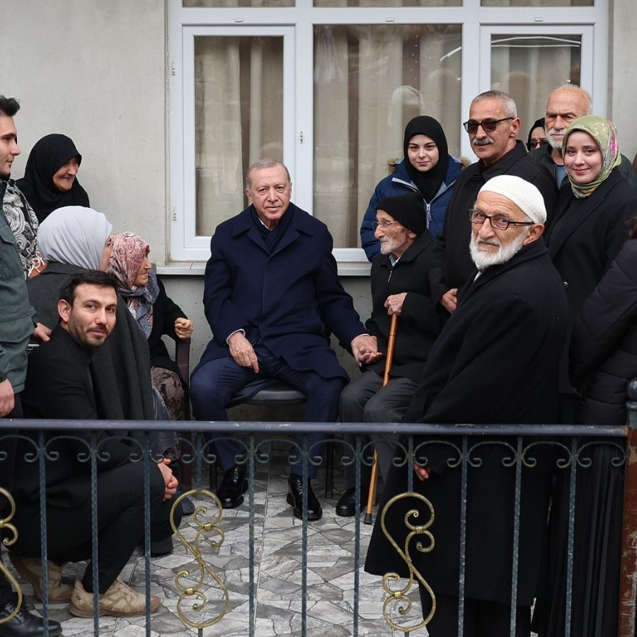 Cumhurbaşkanı Erdoğan Rize'de! Komşuları ile bayramlaştı