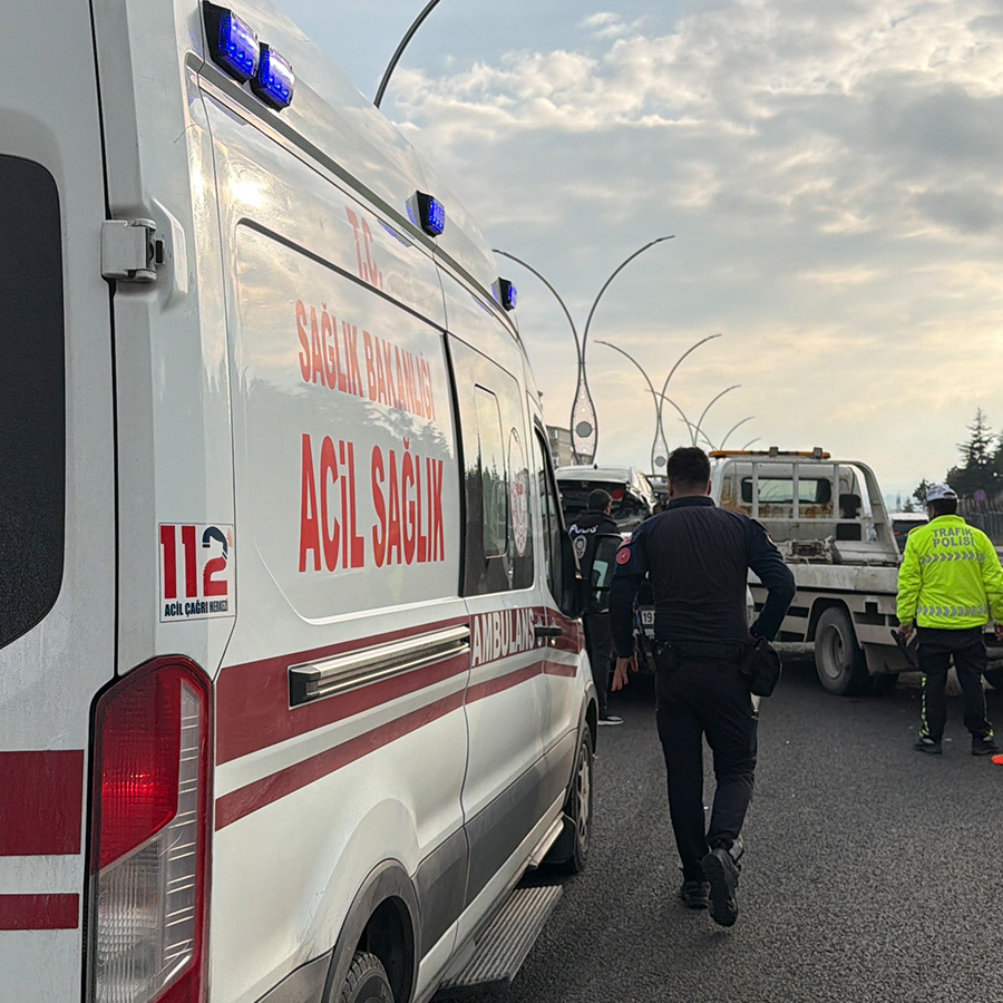 Ankara'da 4 araçlı zincirleme kaza: 3 yaralı