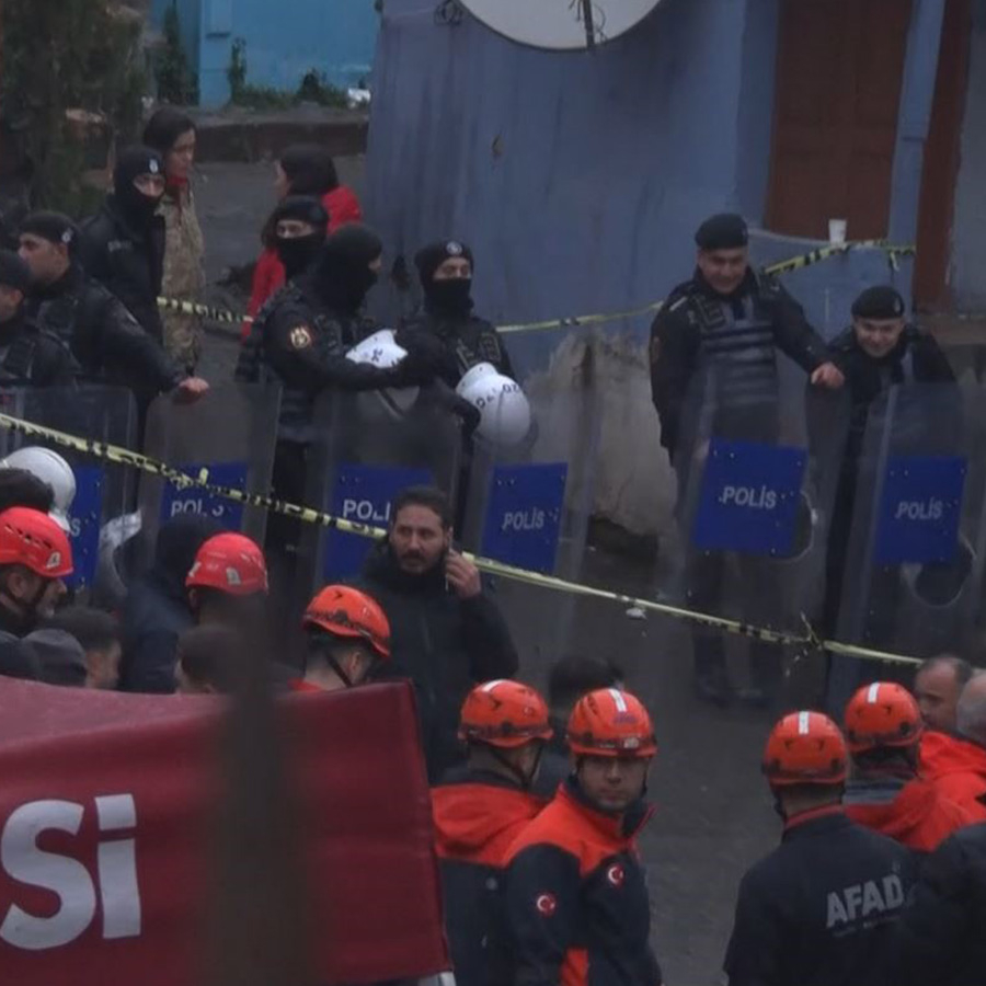 Fatih’te iki binanın çöktüğü mahallenin sakinleri konuştu: "Patlamayı duyduk, bomba zannettim"