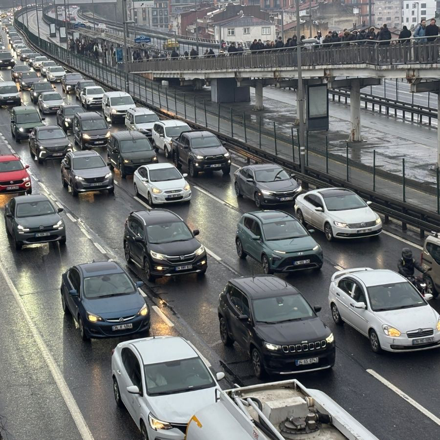 Bayram dönüşü ilk iş günü! İstanbul'da trafik kilitlendi