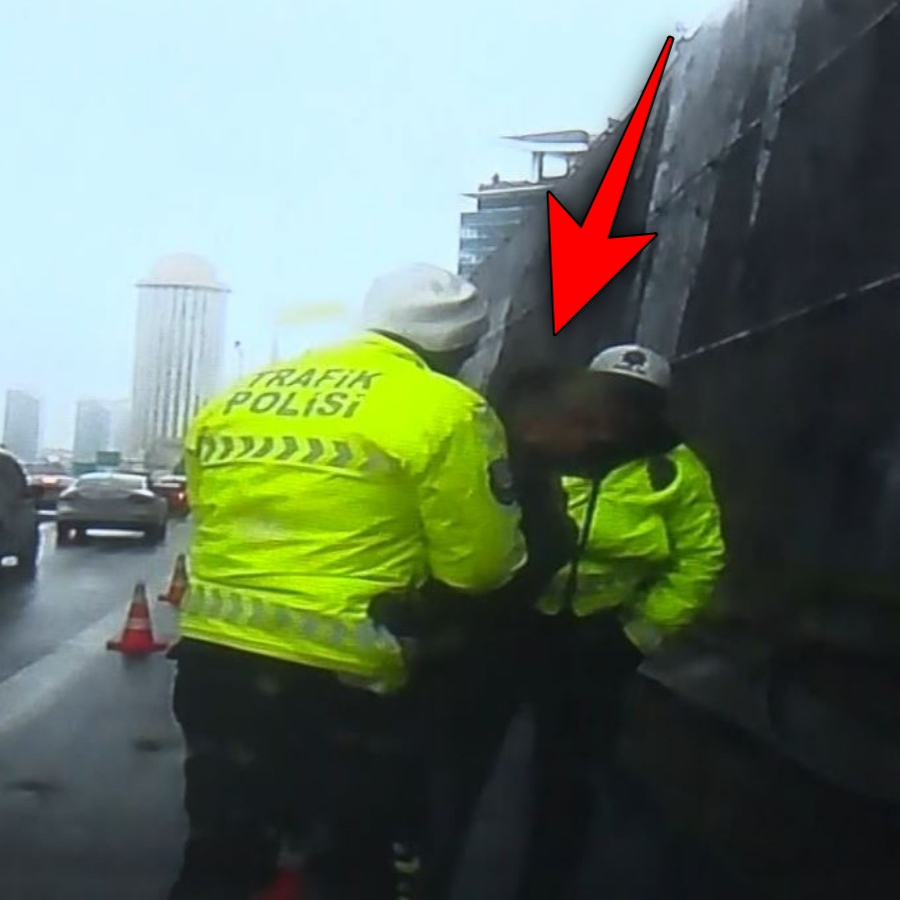 Bayram şekeri az daha canından ediyordu... Trafikte boğanıza şeker kaçtı, polisin Heimlich manevrası ile kurtuldu!
