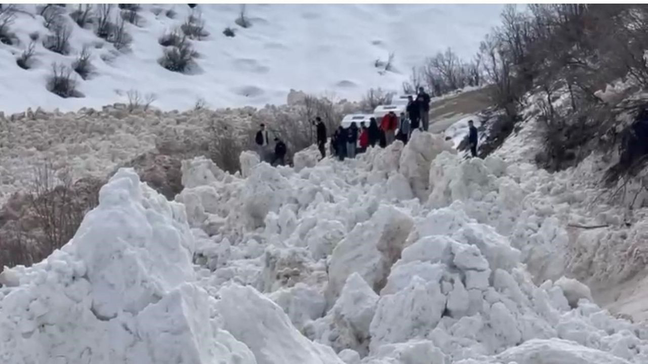 Şırnak'taki servis aracı çığ altında kalmaktan son anda kurtuldu