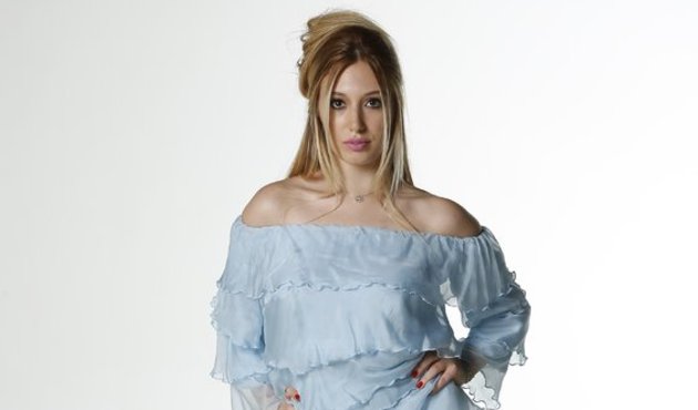 Yasmin Erbil üstsüz fotoğrafını paylaştı!
