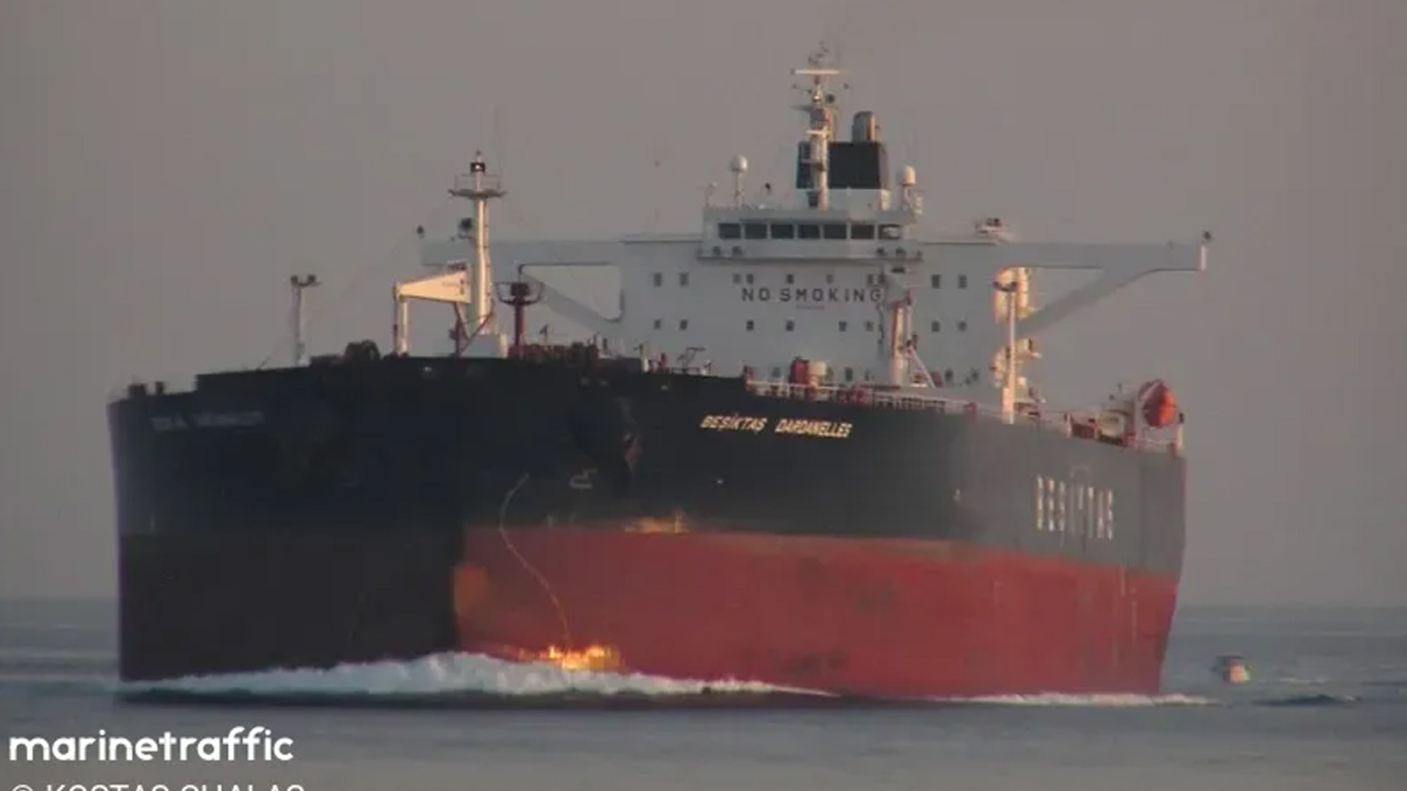 Rusya'dan yola çıkan petrol tankerine saldırı! İstanbul Boğazı'na 14 mil mesafede vuruldu