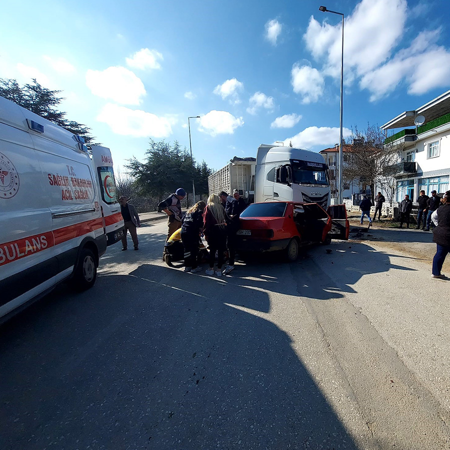 Isparta'da iki otomobil çarpıştı: 4 yaralı