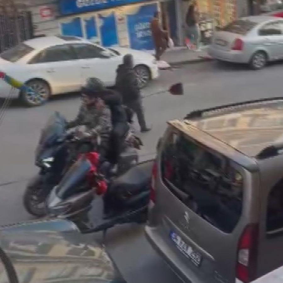 Fatih'te dehşet anları! Bıçakla rastgele çevredeki esnafı tehdit etti