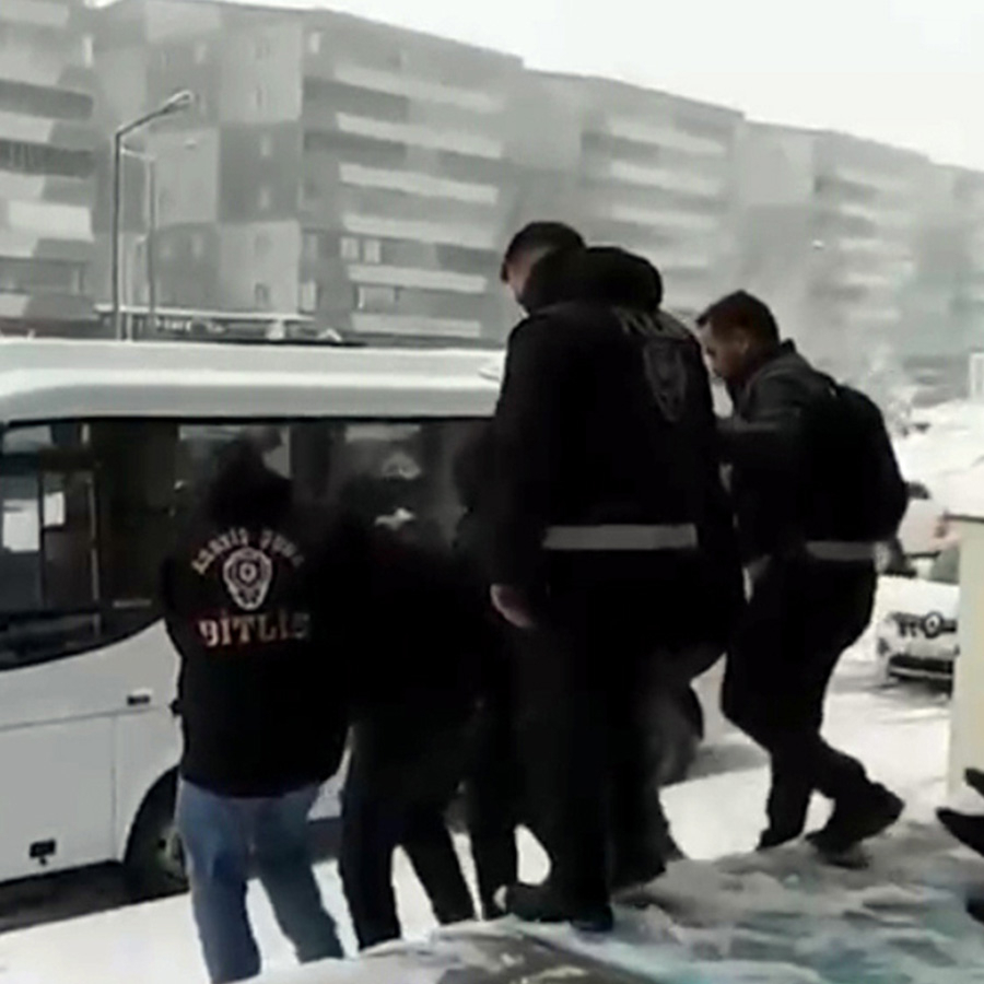 Bitlis'te uyuşturucu satıcılarına operasyon: 10 tutuklama
