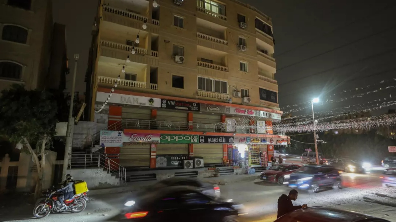 Mısır'da enerji tasarrufu için sert önlemler! Dükkanlar erken kapandı, sokaklar karanlığa büründü