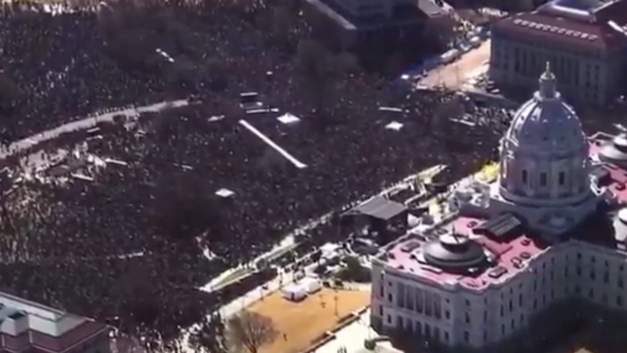 Beyaz Saray'ın önünde tarihi protesto! ABD Başkanı Donald Trump aleyhine sloganlar atan binlerce kişi Beyaz Saray önünde toplandı