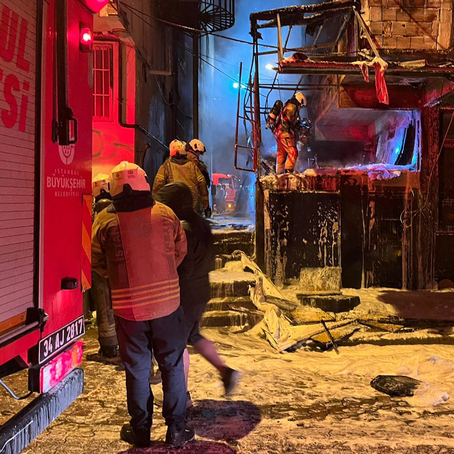 Bahçelievler'de hurda malzemelerin bulunduğu depoda yangın