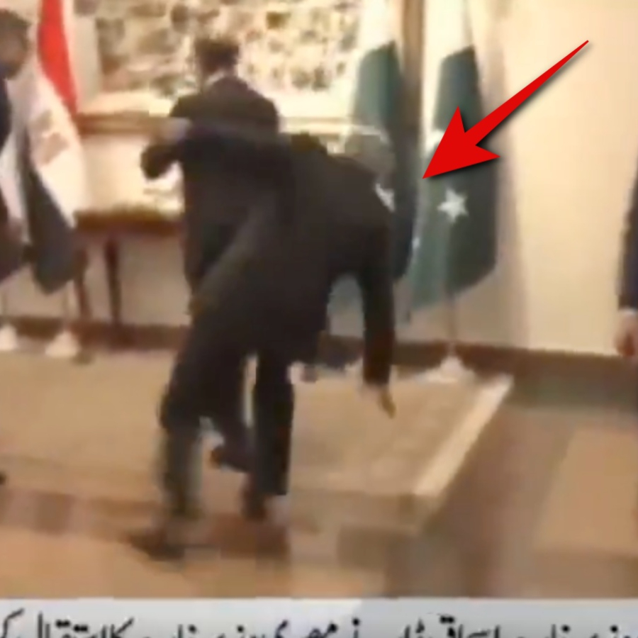 Pakistan'daki savaş zirvesinde gündeme oturan anlar! Dışişleri Bakanı'nın ayağı kayıp düştü!
