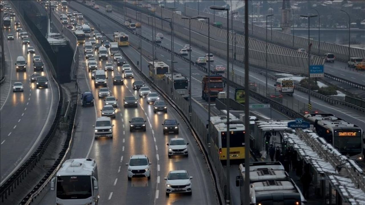 Hem yağış hem hafta başı! İstanbul'da trafik kilitlendi