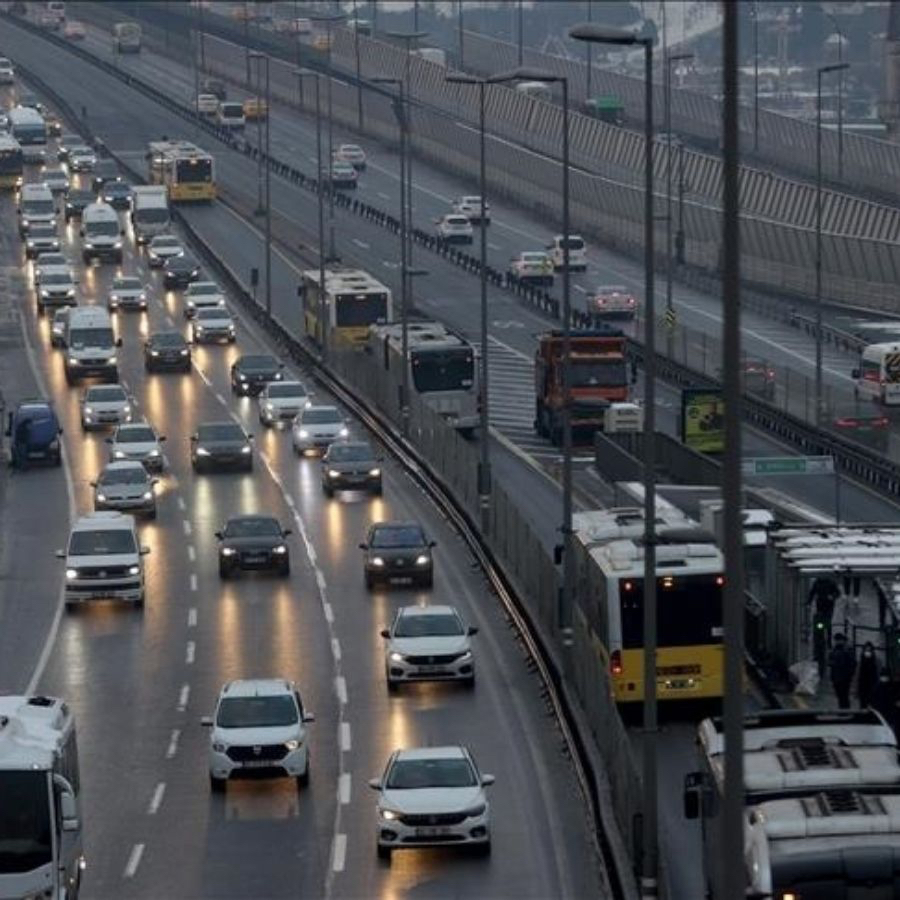 Hem yağış hem hafta başı! İstanbul'da trafik kilitlendi