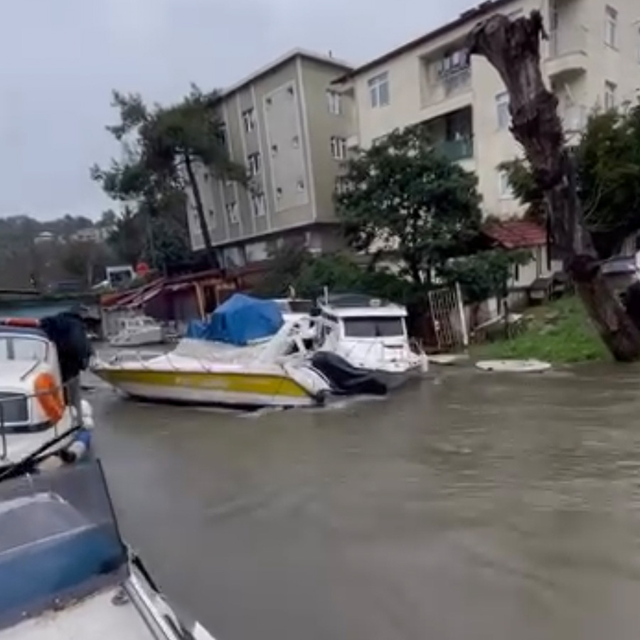 Beykoz'da şiddetli yağış! Araçlar sürüklendi, taşan Göksu Deresi'nde tekneler battı