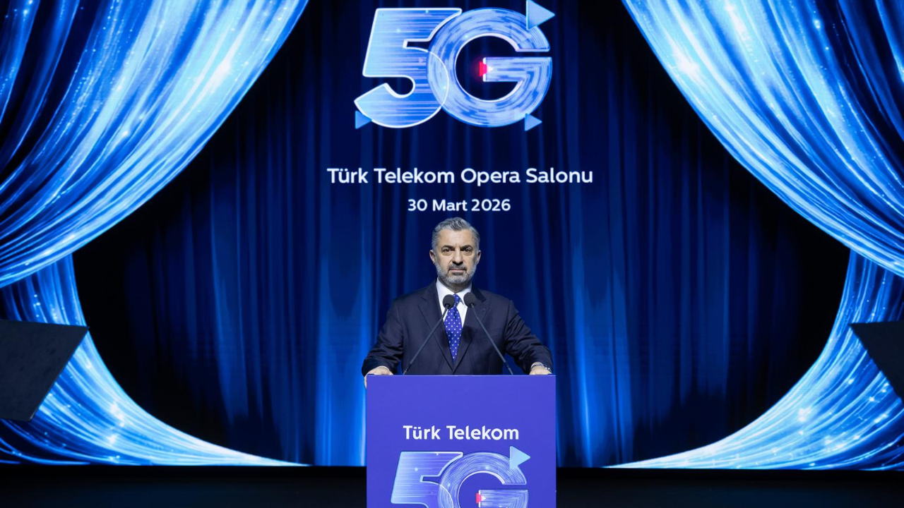 Müslüm Gürses’in hologramı sahneye taşındı! Türk Telekom’dan AKM’de 5G ile gövde gösterisi: Herkes için 5G dönemi başlıyor