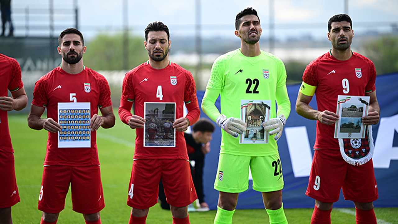 İranlı futbolcular, savaşta hayatını kaybeden çocukları andı