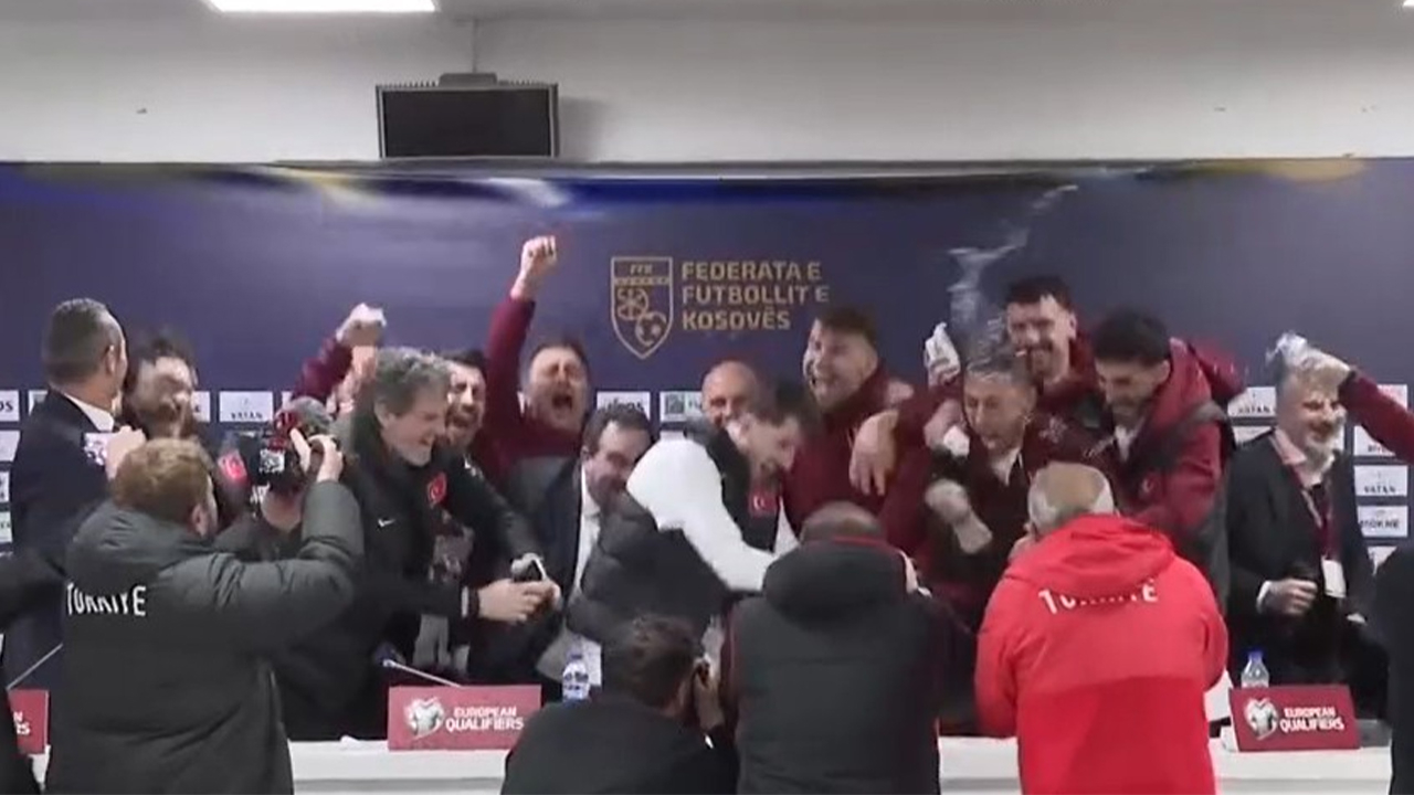 Futbolcularımızdan Montella'nın basın toplantısına 'sulu baskın'