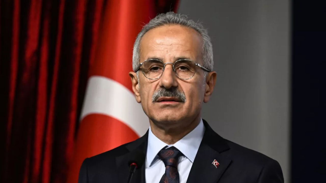 Hürmüz Boğazı'nda Türk gemilerinin son durumu! Bakan Uraloğlu: "Şu an için henüz çıkarma imkanı olmadı"