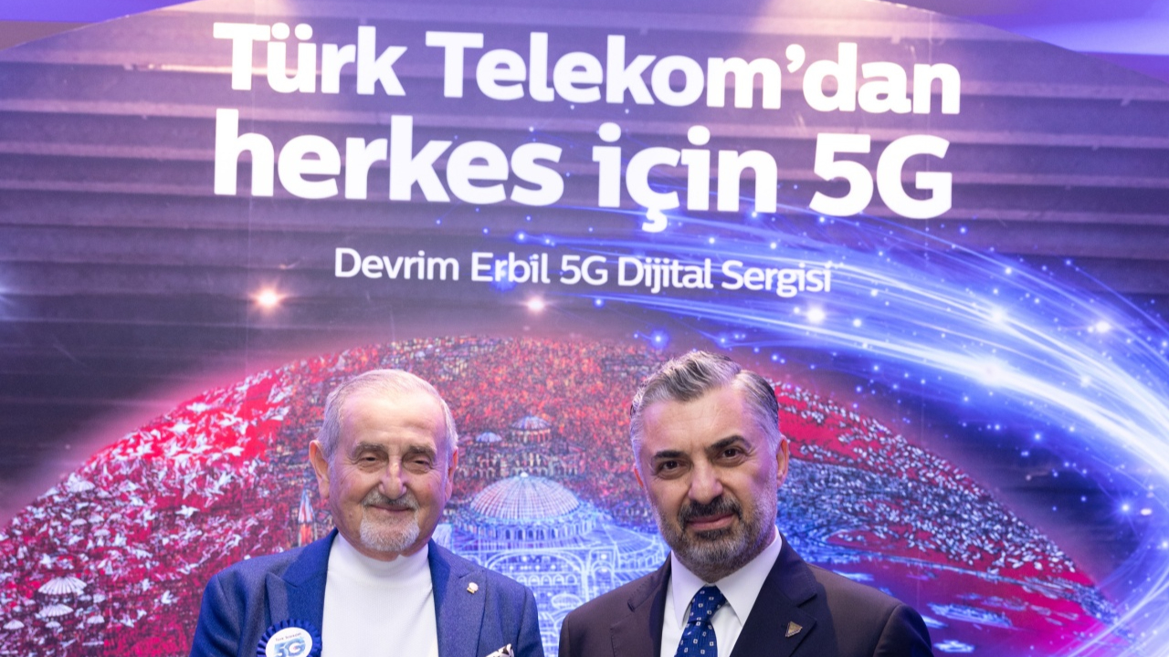 Türk Telekom 5G ile sanatta yeni bir sayfa açtı! Devrim Erbil dijital resim sergisi AKM'de sanatseverlerle buluştu