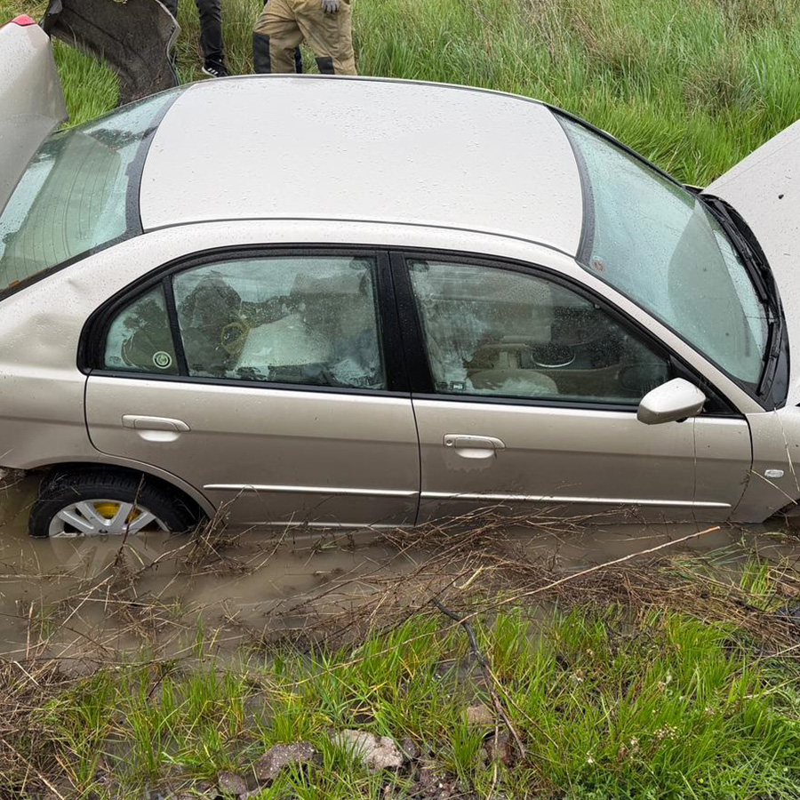 Balıkesir'de otomobil araziye yuvarlandı: 3 yaralı