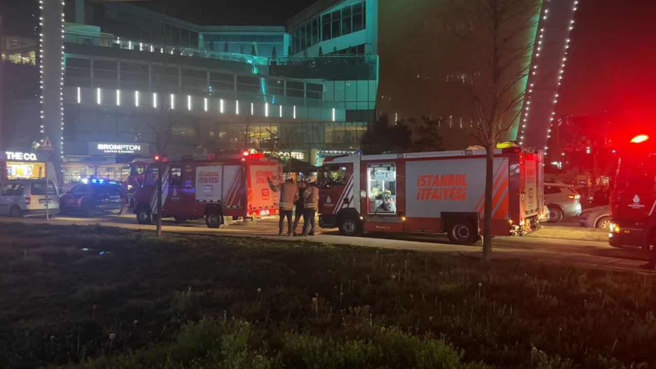 Kağıthane’de alışveriş merkezinde yangın paniği: 1 saatlik çalışmayla kontrol altına alındı