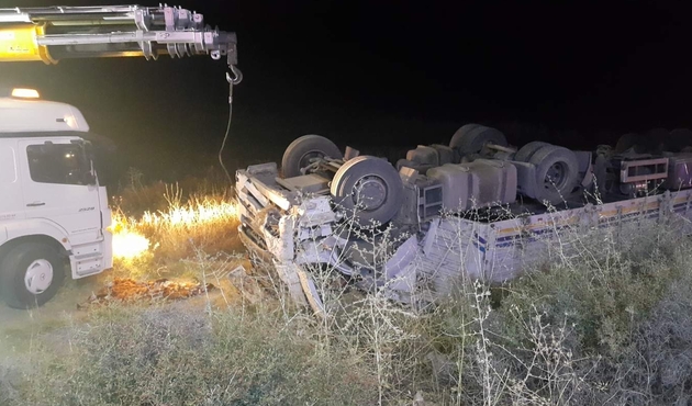 AFAD yardımlarını taşıyan TIR devrildi: 2 ağır yaralı...