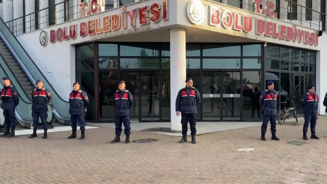 Bolu Belediyesi'ne operasyon! Jandarma ekipleri binada arama yapıyor
