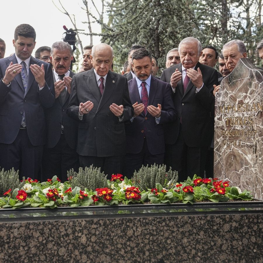 Devlet Bahçeli Alparslan Türkeş'in kabrini ziyaret etti