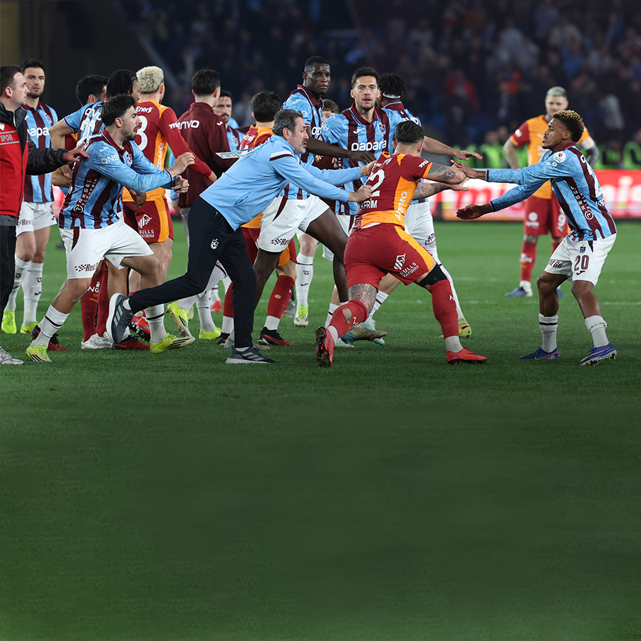 Abdülkerim Bardakcı maç sonrası kırmızı kart gördü