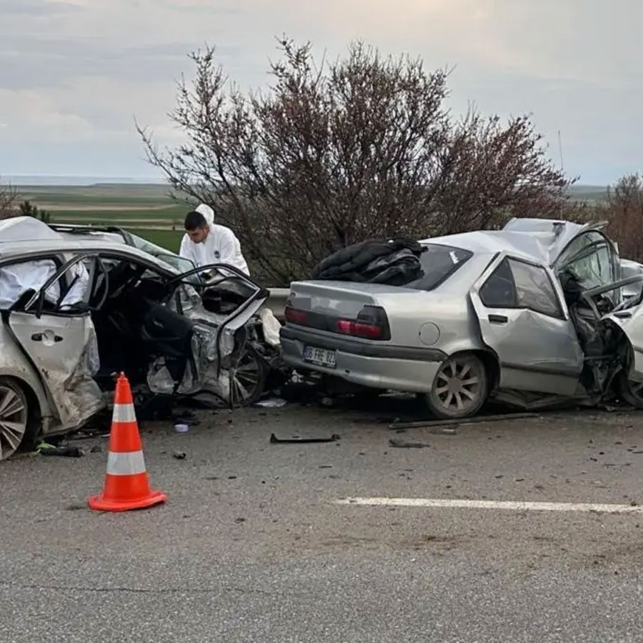 Katliam gibi kaza: 4 ölü, 2 yaralı