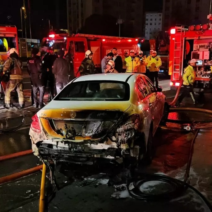 Beşiktaş'ta kabus gibi gece: Bir saat içinde şirketin 15 lüks aracı küle döndü! Kaza mı, kundaklama mı?