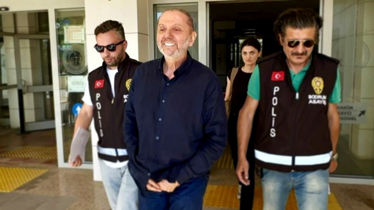Muğla Büyükşehir Belediye Başkanı Ahmet Aras'ın danışmanı Levent Arkan'ın attığı taciz mesajları ortaya çıktı! "Yalnız yaşıyorum, biletini göndereyim yanıma gel"
