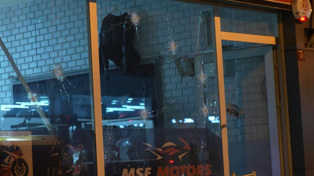 Korku dolu anlar! İş yerini uzun namlulu silahla taradılar: Yaralılar var