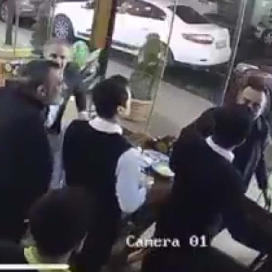"Ben belediye başkan yardımcısıyım" dedi, ortalığı karıştırdı! İstanbul'da CHP'li Meclis Üyesi ile garson arasında tartışma