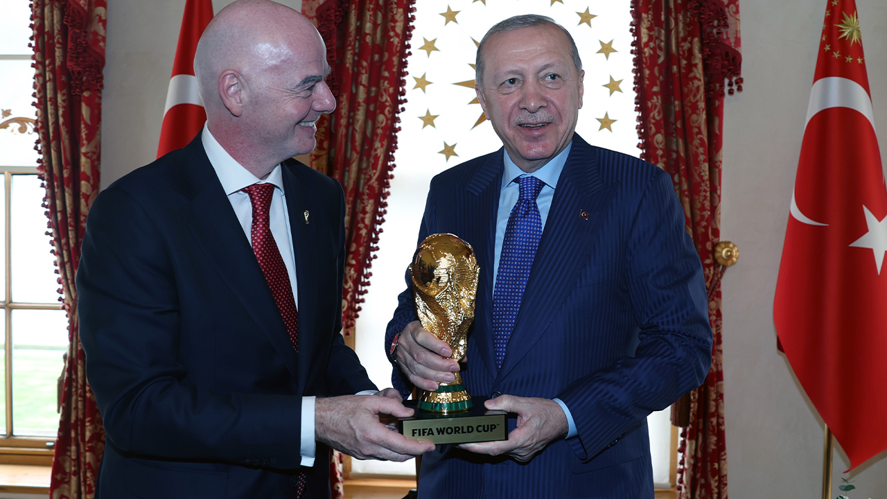 FIFA Başkanı Infantino, Erdoğan'a Dünya Kupası maketini hediye etti