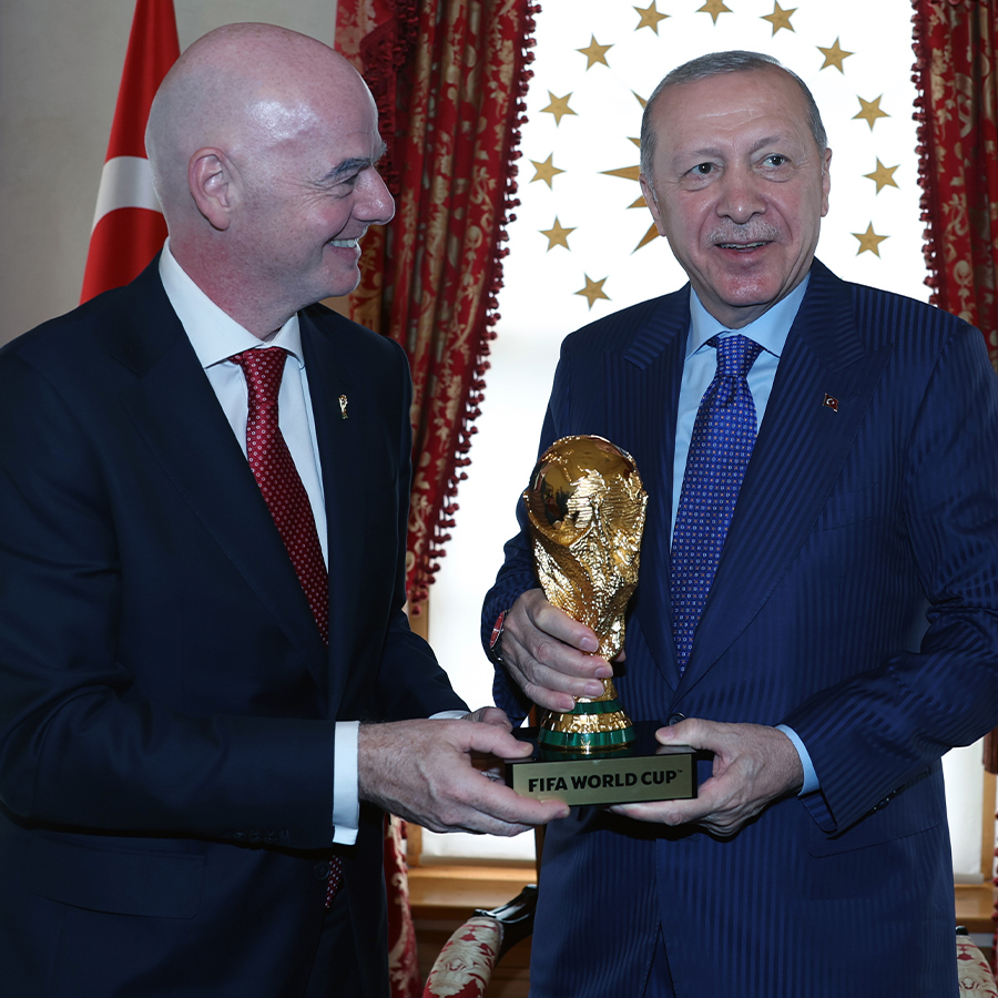 FIFA Başkanı Infantino, Erdoğan'a Dünya Kupası maketini hediye etti
