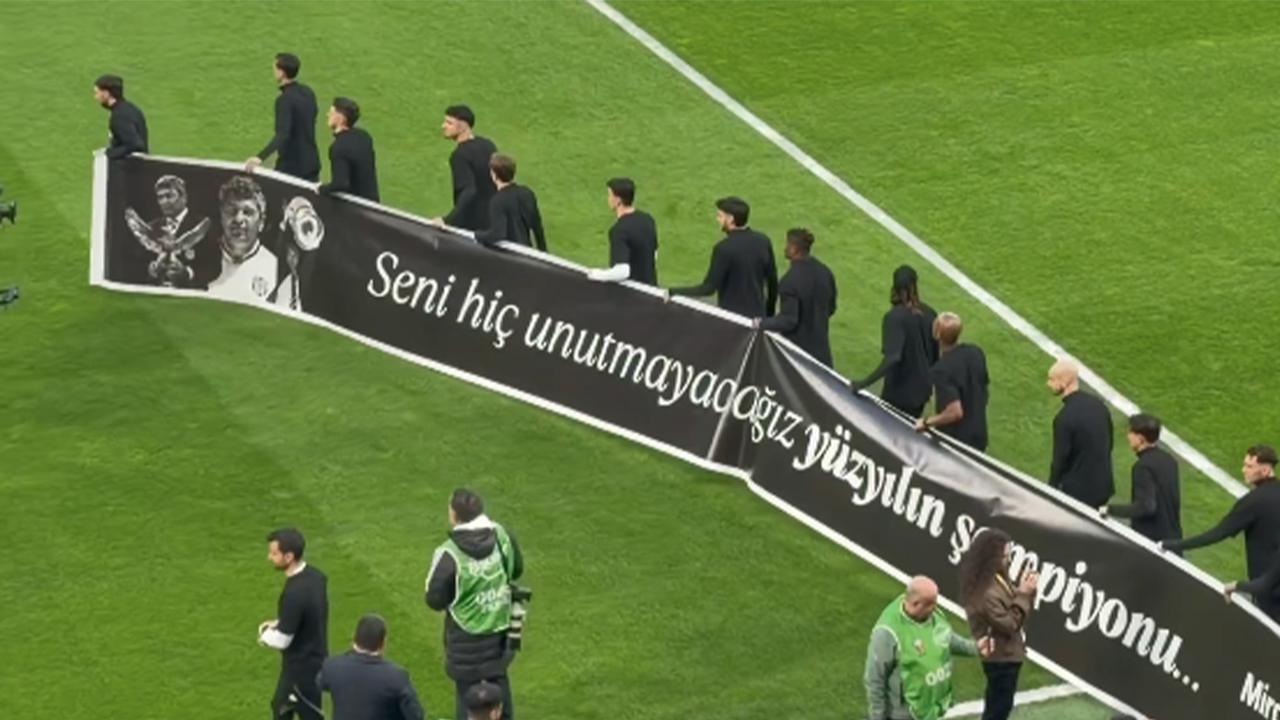 Beşiktaş'tan Lucescu için anlamlı pankart: Yüzyılın şampiyonu