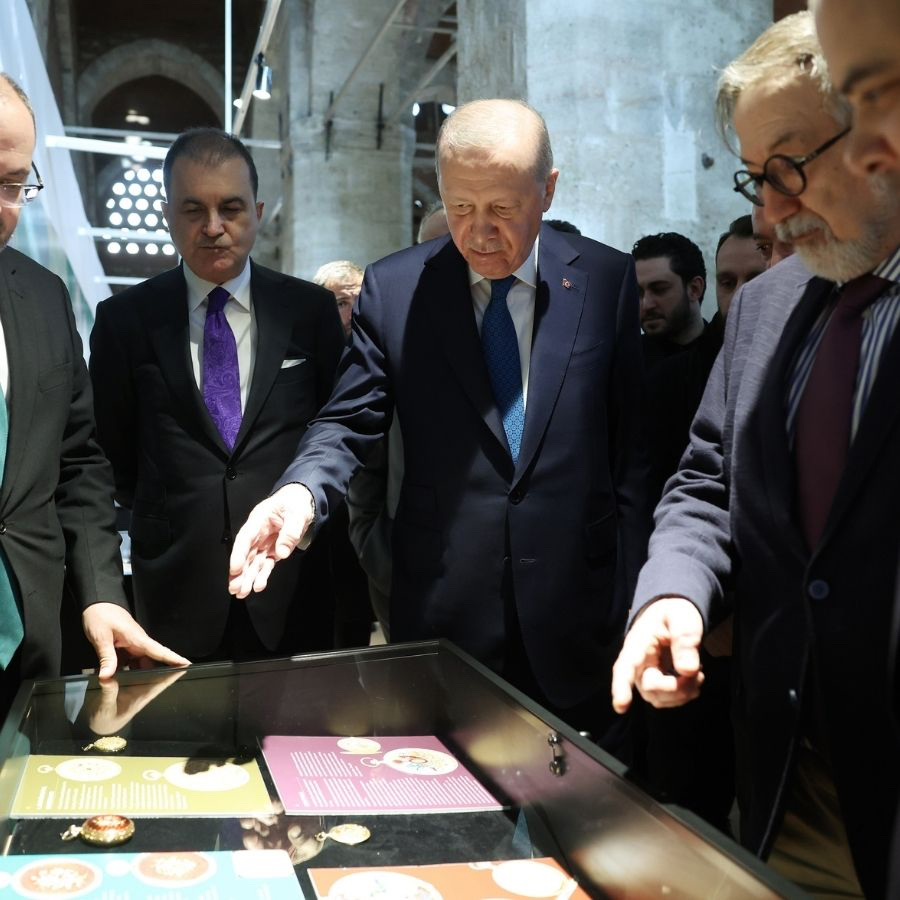 Cumhurbaşkanı Erdoğan "Muhteşem Cep Saatleri Koleksiyonu" sergisini gezdi