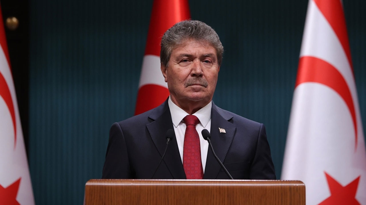 Güney Kıbrıs'tan alçak hareket! Türk bayraklarını yaktılar! KKTC Başbakanı Üstel'den jet hızında açıklama geldi